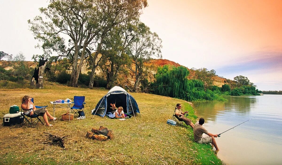 Пикник на природе с палатками. Кемпинг рыбалка. Палатка у реки. Палатка на берегу реки. Travel camp