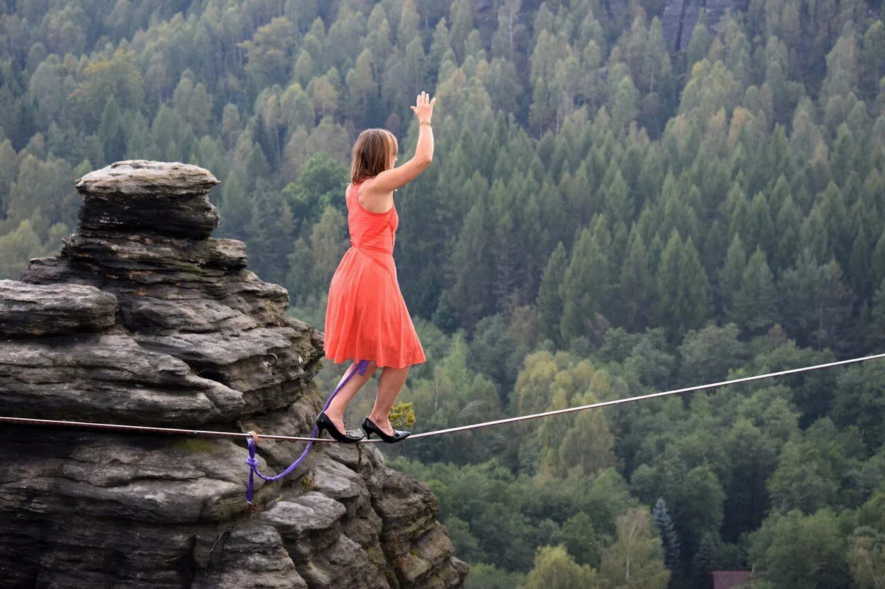 Человек на канате. Рискованный человек. Стоит рискнуть картинки. Иногда надо рисковать. Риск в предпринимательстве это.