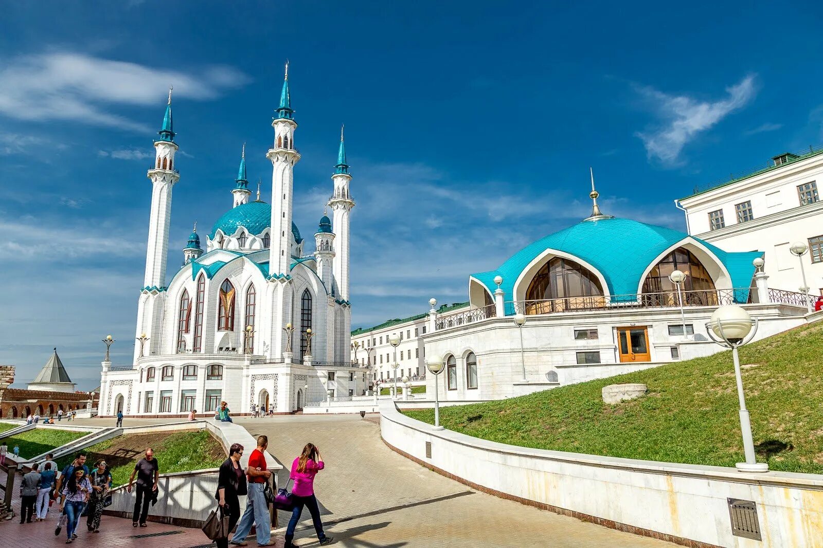 Татарскому в казани быть. Казанский Кремль Казань. Татарская Республика Казань. Казанский Кремль Татарстан Альметьевск. Фон кул Шариф Казань.