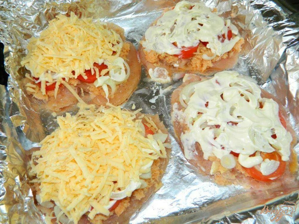 Курица под шубой в духовке с помидорами. Курица под шубой в духовке. грудка под шубой в духовке. филе грудки под шубой в духовке. филе курицы под шубой в духовке.