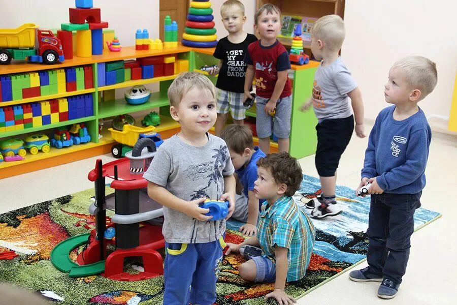 Почему закрывают садики. Детский сад. Выездной детский сад. Фото родители и дети в детском саду. Водить ребенка в детский сад.