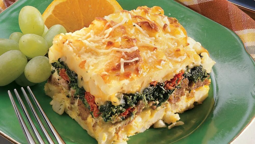 Рецепт запеканки с колбасой и сыром. Запеканка картофельная с колбасой. картофельная запеканка с колбасками. запеканка с колбасой. запеканка с колбасой и картофелем.