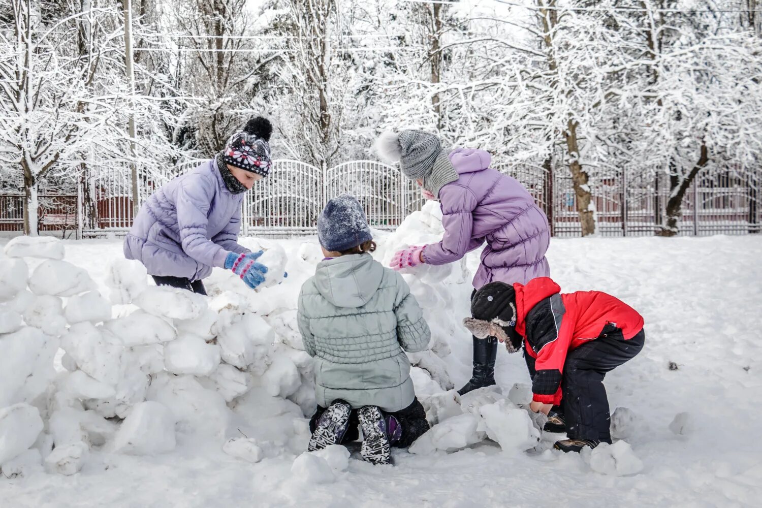 Снежные забавы для детей. Зимние развлечения. Дети зимой. Снежная крепость.