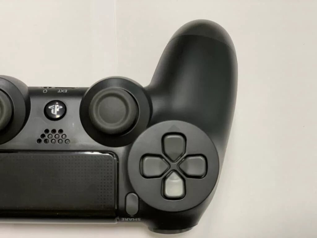 Чем отличаются геймпады. Крестовина дуалшок 4. Dualshock 4 оригинал vs копия. Крестовина на геймпаде пс4. Китайские дуалшок 4.