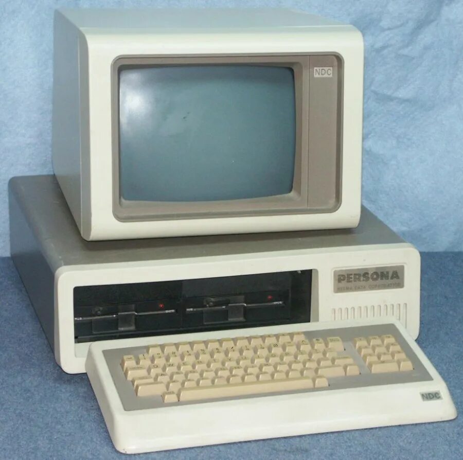 Old computer. Старый компьютер. Старинный компьютер. Персональный компьютер старый. Стационарный компьютер старый.