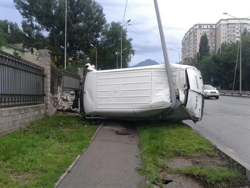 Перевернулась газель воронеж. Перевернутая газель бизнес. Газель некст перевернулась. Перевернутая газель бизнес. Аварии фуры с газелью с липецка.