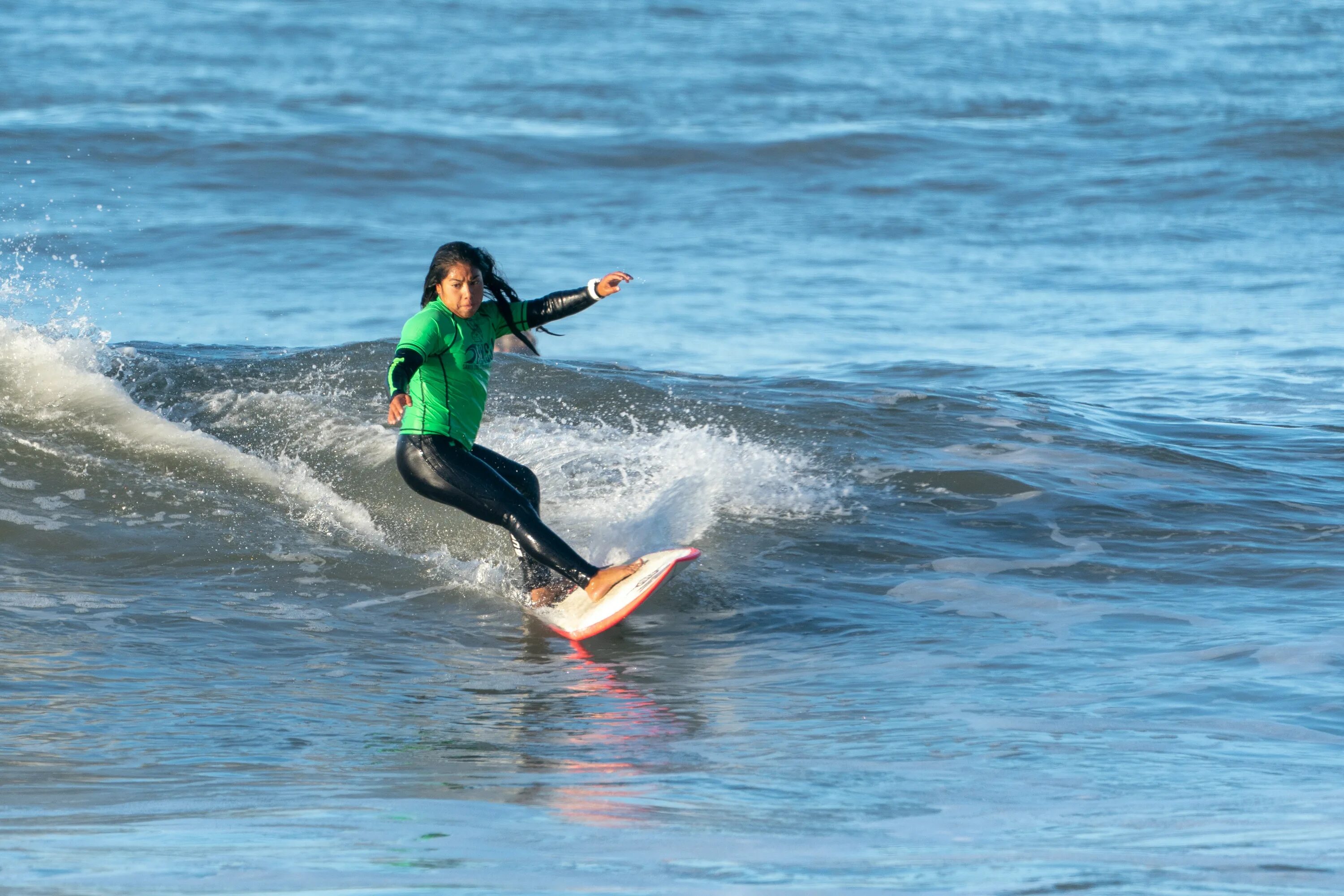 Do water sports. На серфинг. Водная доска для волн. Кататься на серфинге. Сёрфинг это вид спорта.