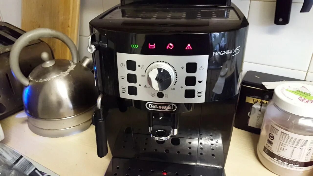 Delonghi magnifica горит красная. Magnifica s мигает. Delonghi magnifica s фильтр. Delonghi ecam 290.22 b