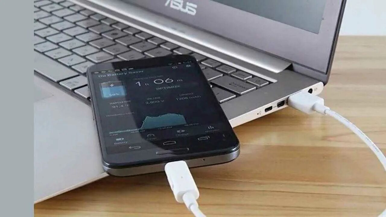 Смартфон подключен к ноутбуку. Смартфон к компьютеру через usb кабель. Компьютер не видит телефон через usb но заряжается. Батарея зарядка для айфона. Смартфон не заряжается через usb.