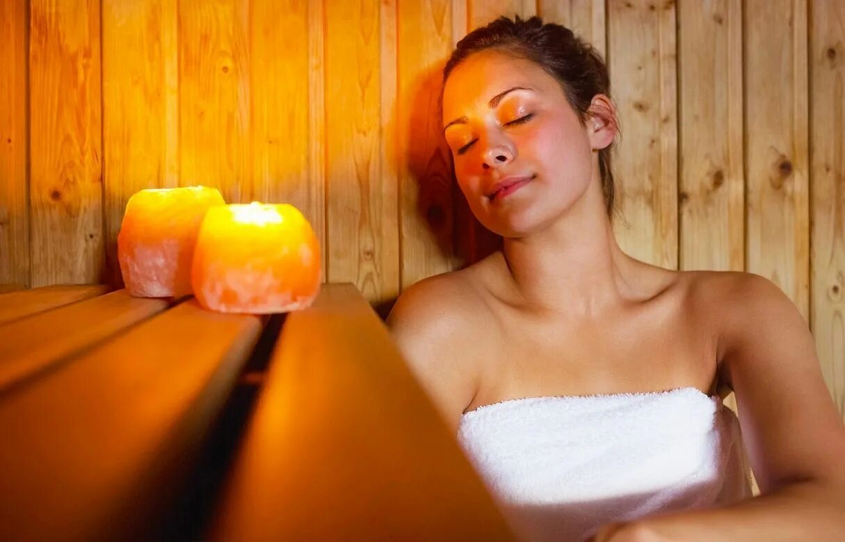 после бани. отдых после бани. финская сауна девушки. после бани. отдых после бани.