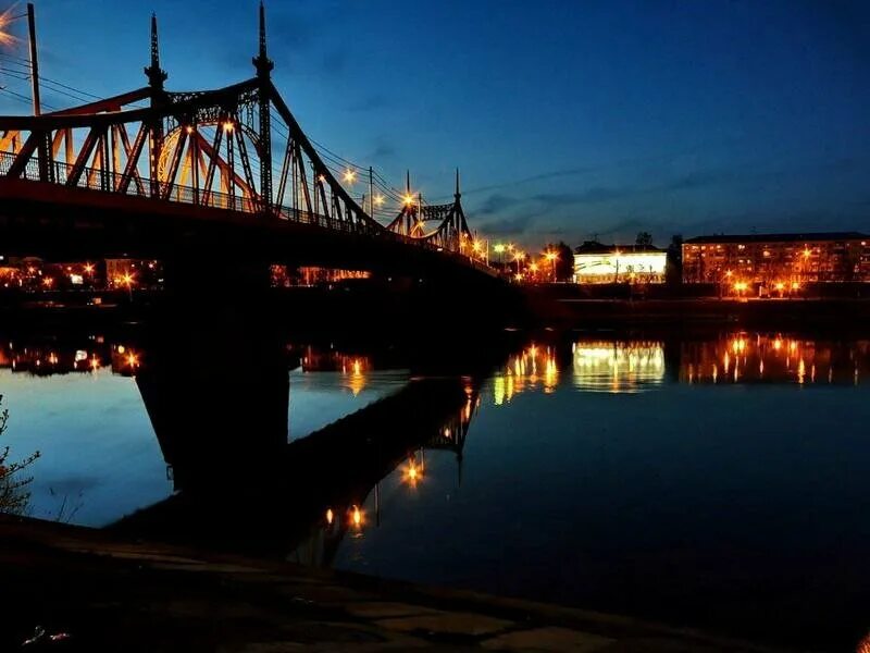 Тверь летнего. Тверь набережная ночью. Староволжский мост в Твери на закате. Вечерняя Тверь. Тверь мост ночью.