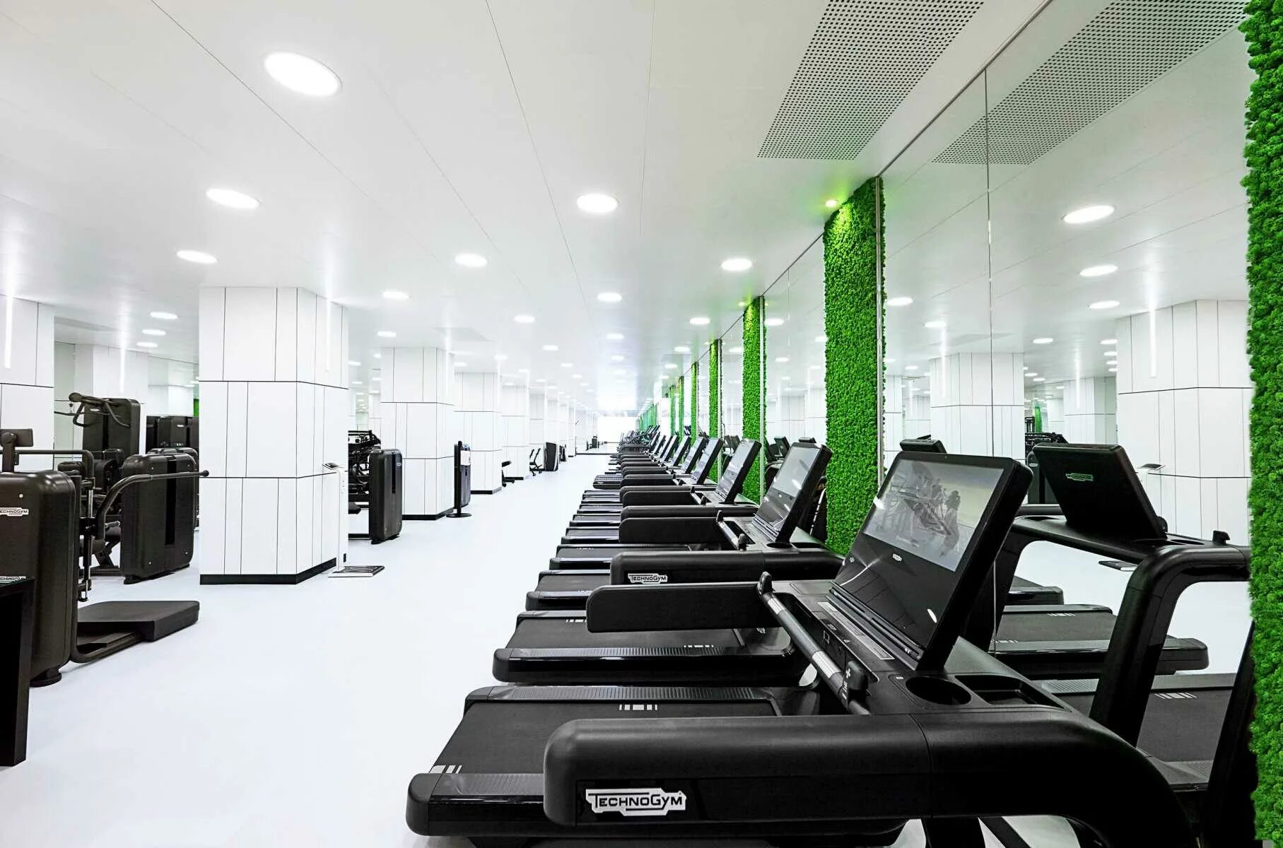 Royal fitness 1. Фитнес роял велнес клаб москва. royal wellness club бассейн. royal wellness club radisson. гостиница украина рэдиссон спа.