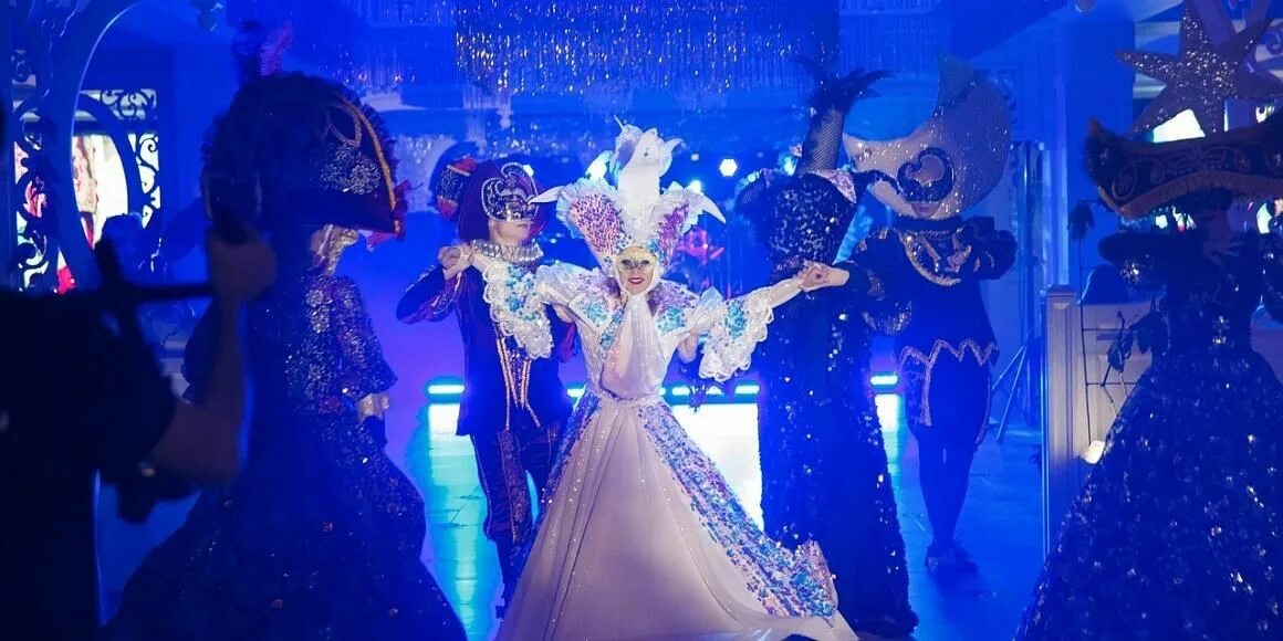 Венецианский карнавал туристы. Венецианский бал-маскарад. Маски венецианские карнавальные. Корпоратив в масках. Карнавал в венеции (the carnival, venice).