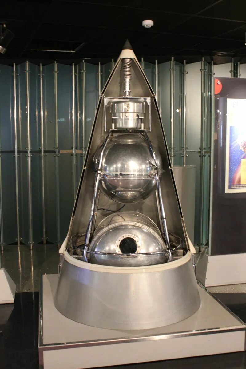 Второй советский спутник. Спутник-2 космический аппарат с лайкой. Второй искусственный Спутник земли Спутник-2. Второй Спутник запущенный в космос в СССР. Спутник 2 СССР.
