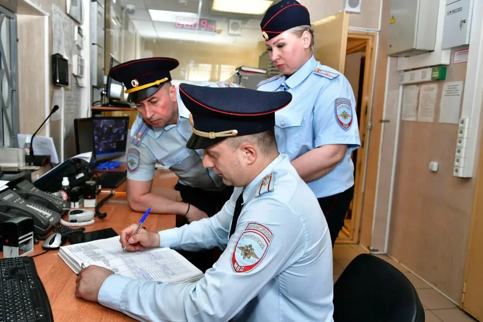 В какое время полиция. Петровка 38 полиция. дежурный полиции. дежурные части овд. дежурный овд.
