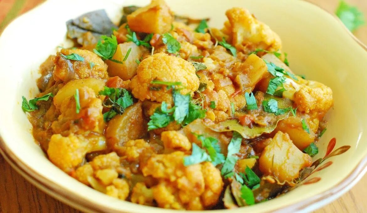 Индийские алу. Aloo Gobi. Алу Гоби блюдо. Индийское блюдо в капустном листе. Aloo Curry.