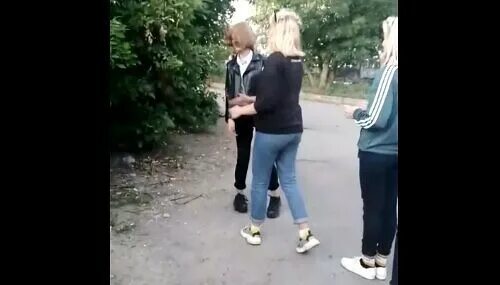 Где мальчик издевается над девочкой
