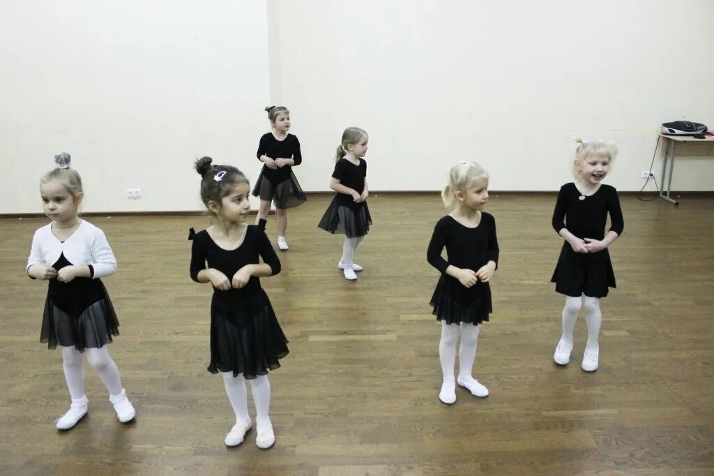 театр и дети в детском. спектакль в татьянинской школы. открытое занятие театр. название театральной студии. креативное фото группы в театральном кружке.