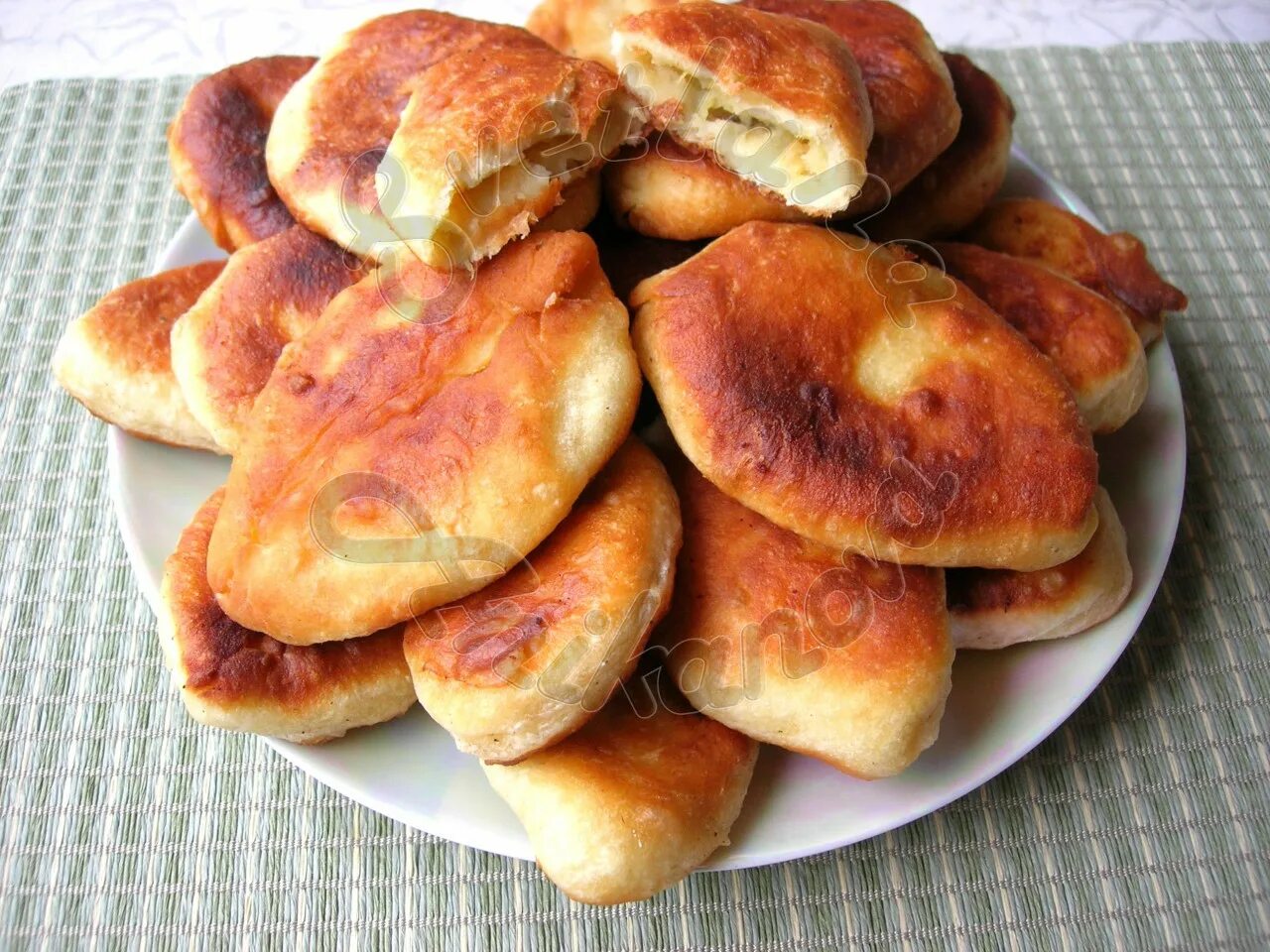 Пирожки с картошкой. Пирожки с картошкой жареные. Рожки с картошкой. Пирожки с картошкой жарен
