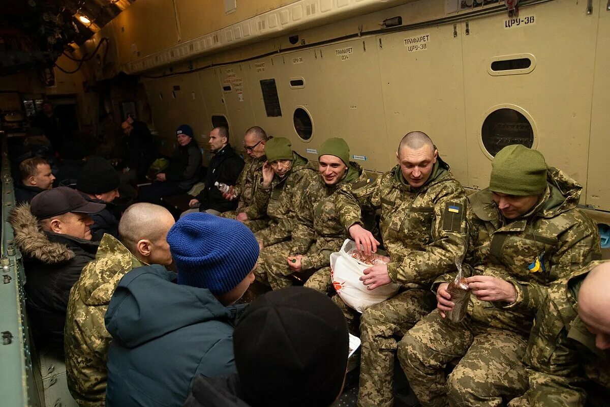 Последние новости украины сегодня видео на русском. Пленные российские солдаты на Украине. Украинские солдаты плен. Военнослужащие Украины.