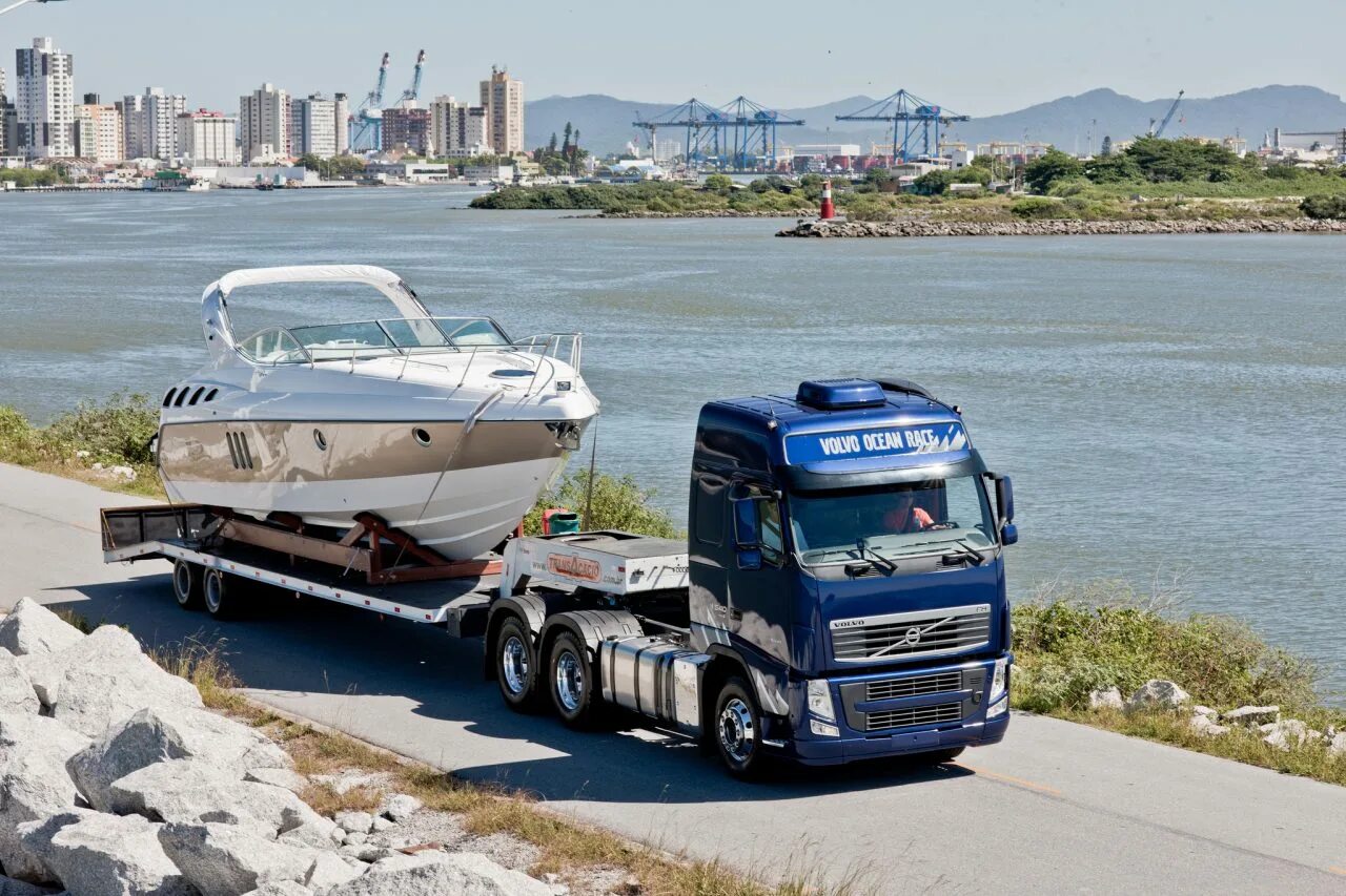 Перевозка небольших грузов. Volvo 540. Перевозка катеров. Катер для перевозки грузов. Яхта на трале.