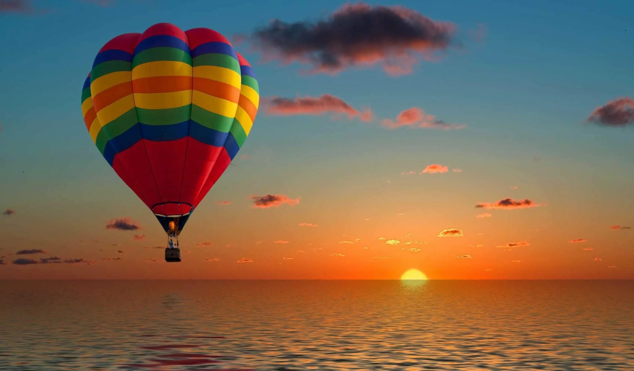 Ярких впечатлений в жизни. Воздушные шары над морем. Полет на воздушном шаре над морем. Воздушный шар на закате. Воздушные шары.