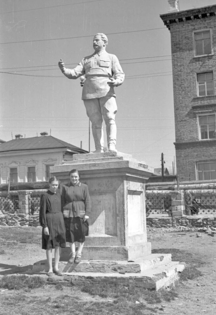 С чем связано два памятника серго орджоникидзе. Памятник Серго Орджоникидзе. Статуя Серго Орджоникидзе 1937 ингал. Памятник Серго Орджоникидзе Екатеринбург. Памятник Серго Орджоникидзе Екатеринбург Уралмаш.