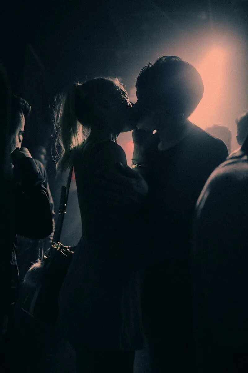 Kiss the night. Пара в темноте. Парень в темноте. Парень с девушкой в темноте. Парочка в темноте.