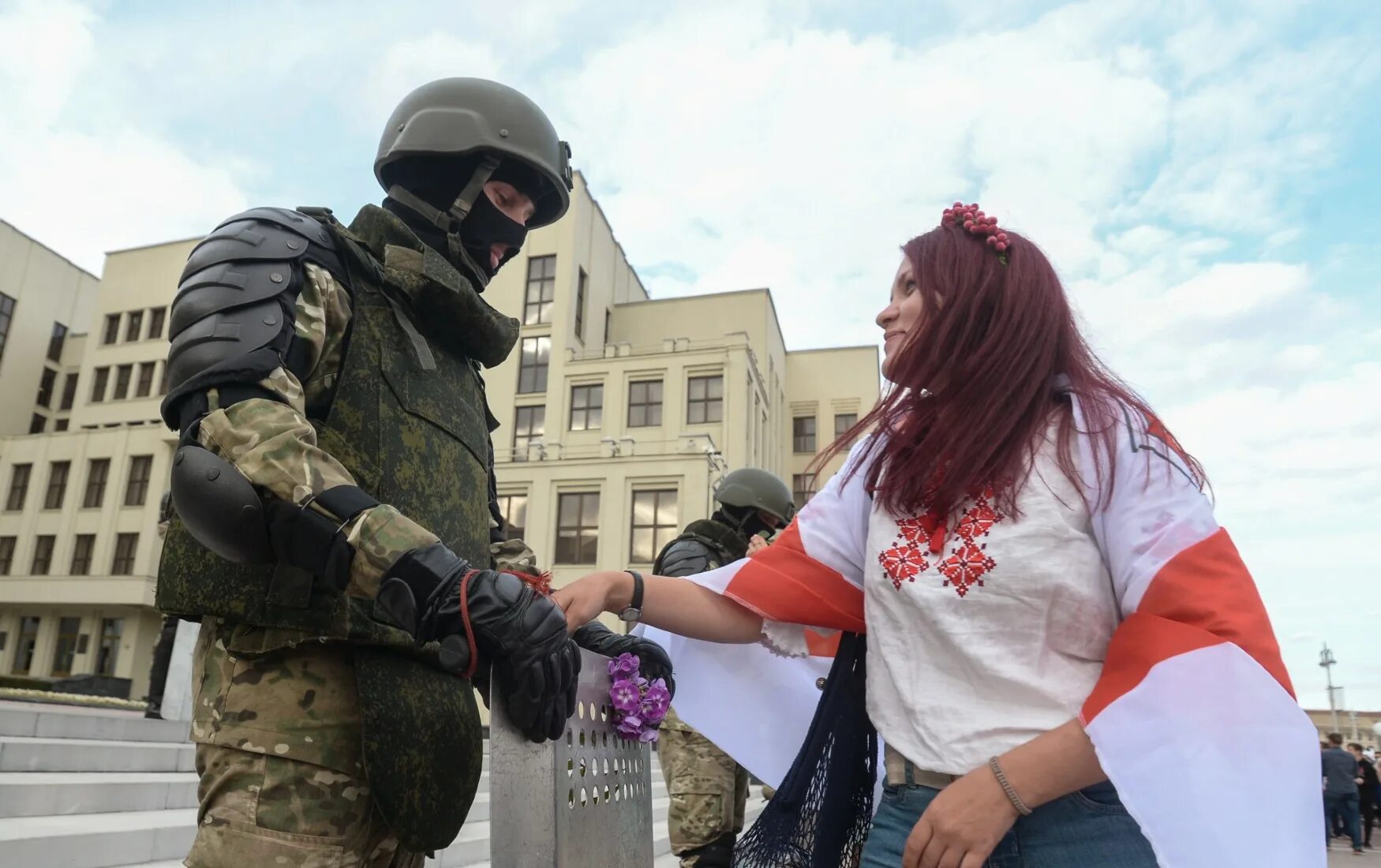 Минском окончание. Силовики опустили щиты Минск. Силовики Беларуси. ОМОН В Белоруссии опустил щиты. Протесты в Белоруссии армия.