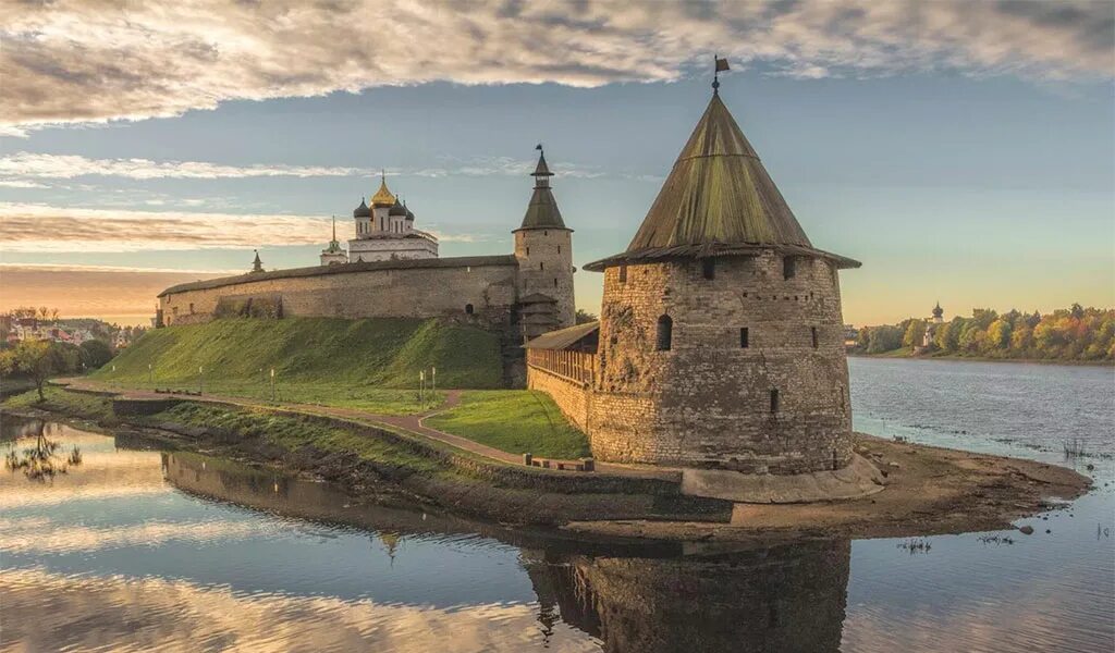 Древние русские реки. Псков крепость. Псков Кремль. Псковский Кремль кром. Псковский кром Псков.