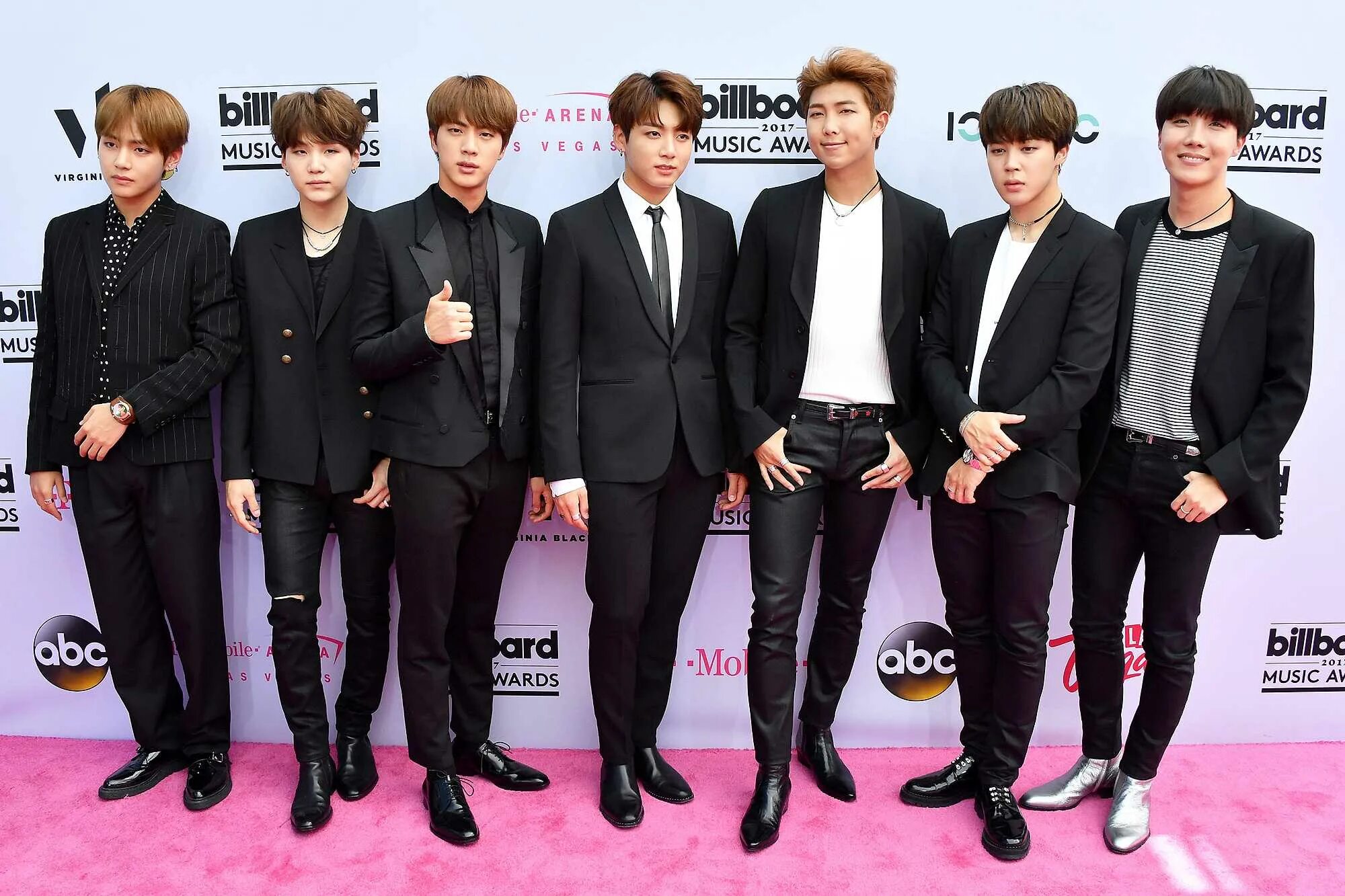 Фамилии бтс. BTS группа корейская. Корейская мальчиковая группа BTS. Группа БТС участники. Южно корейский ансамбль БТС.