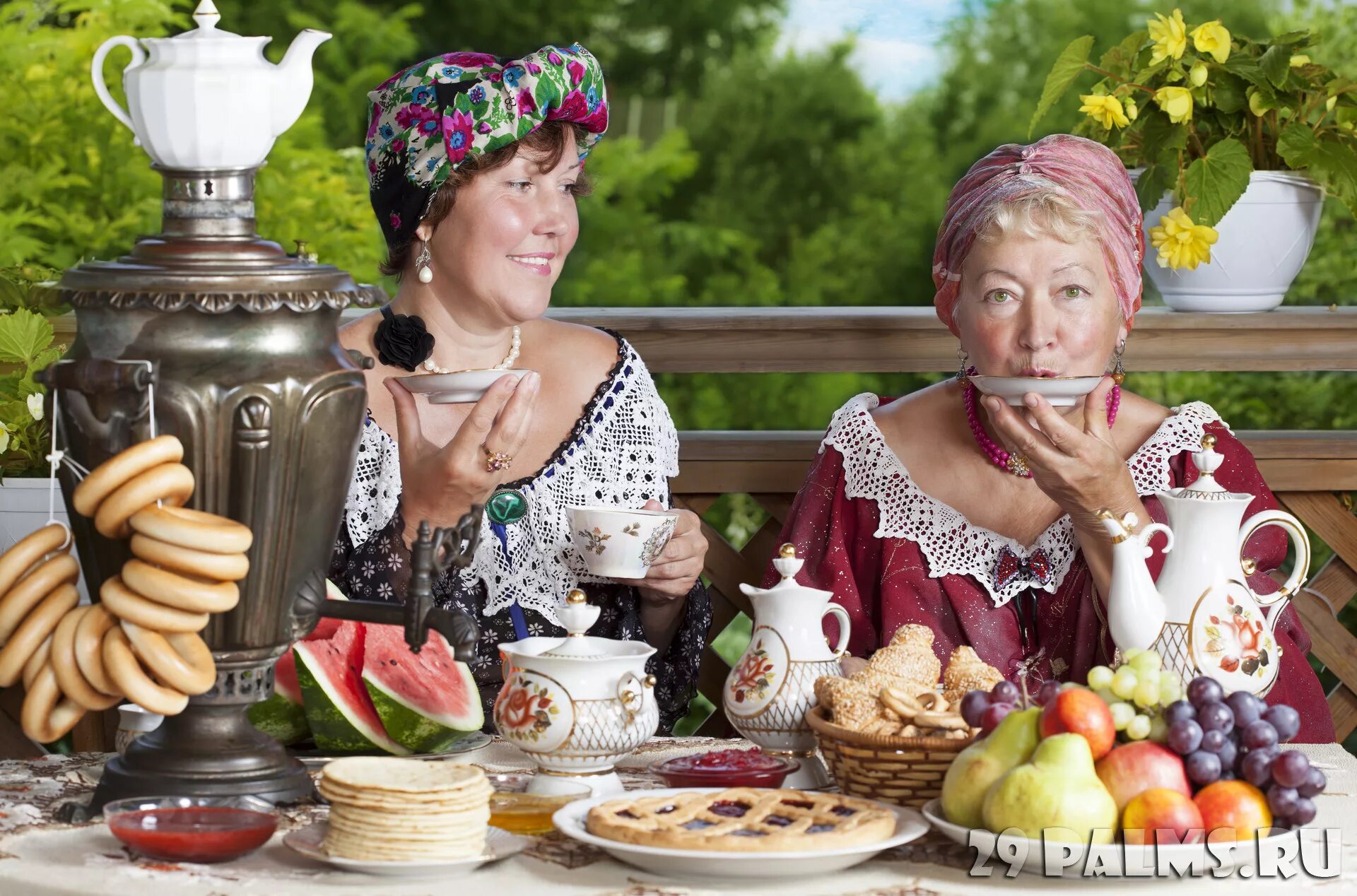 Танечка угости бабушку своим пирогом. Традиционное русское чаепитие. Чаепитие из блюдца. Чаепитие в саду. Бабушка с самоваром.