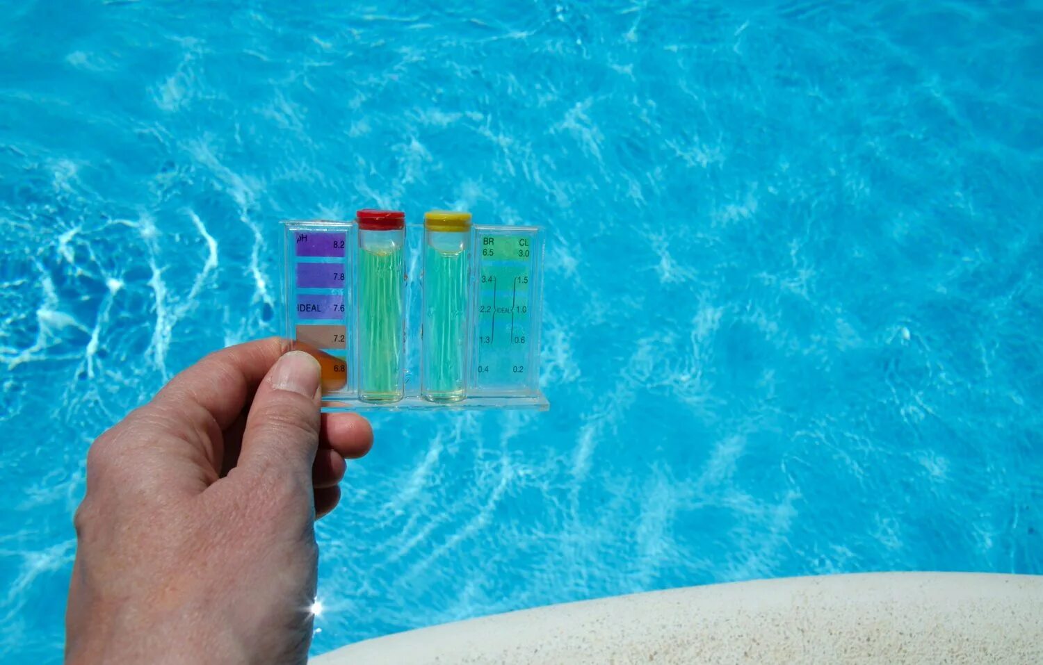 Уровень PH воды в бассейне. Тестирование воды в бассейне. Вода с хлоркой. Цветная вода в бассейне. Цвет воды бассейна