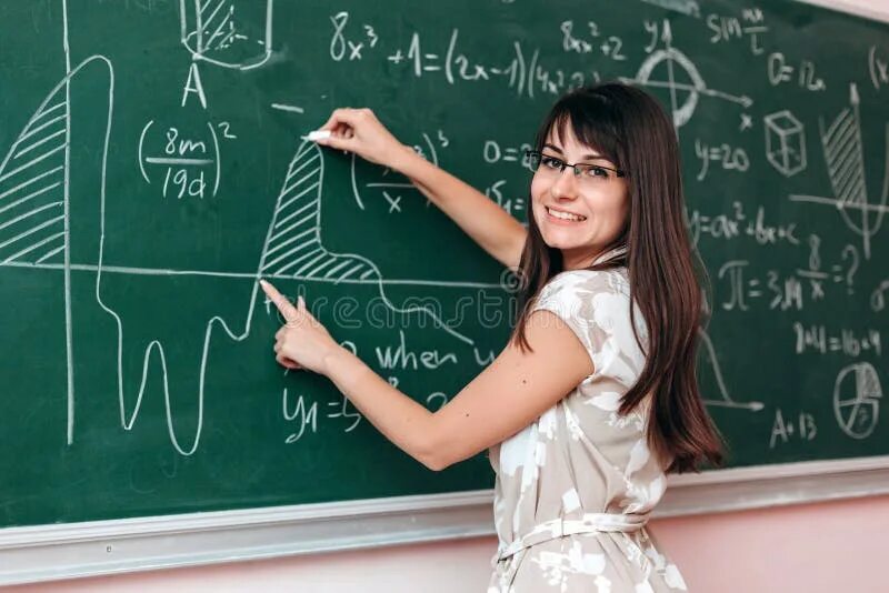 Учитель записывает на доске. Учитель у доски. Математика учительница. Школьная доска с учителем. Учительница написала на доске число.