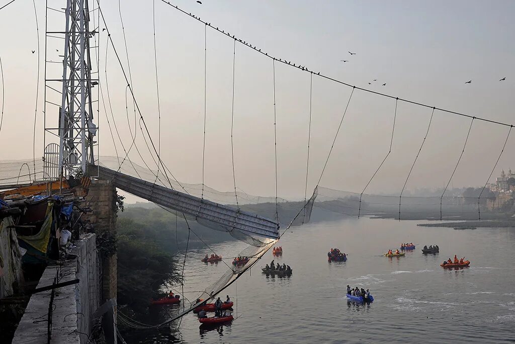 Видео обрушения моста. Гуджарат Индия мост. Гуджарат Индия пешеходный мост. Обрушение моста в Индии 2010 год.