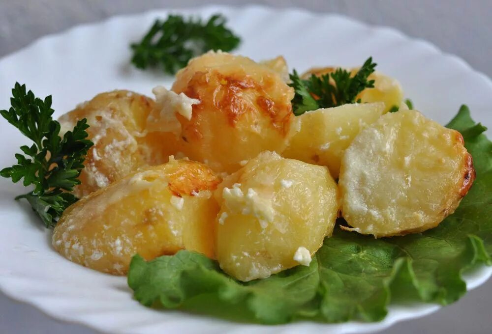 Рецепт картошки с мясом в сметане. Картошка со сметаной. Картофель в сметане в духовке. Картошка в сметане в духовке. Молодая картошка в сметане.