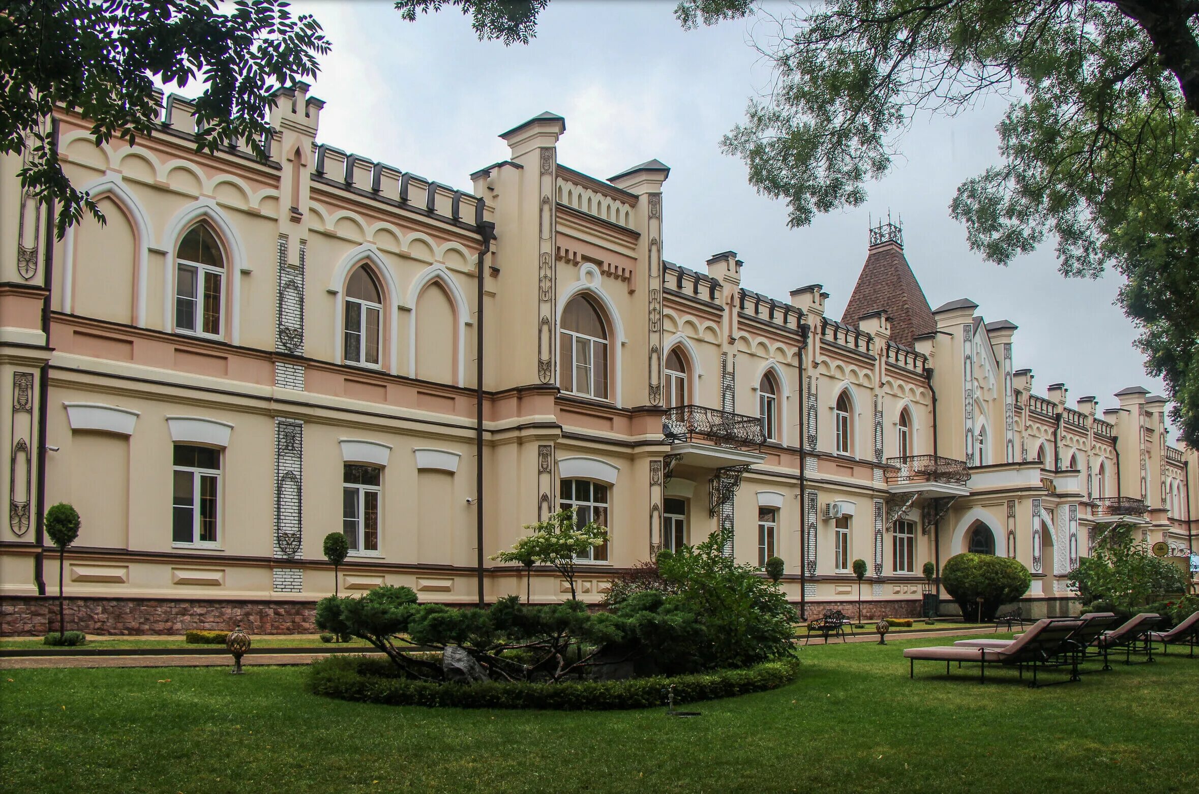 Ессентуки где можно. Санаторий исток ессентуки. санаторий исток кисловодск. санаторий исток ессентуки фото. ессентуки санаторий здание санатория.