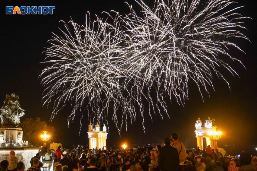 Когда в волгограде день города 2024 году. Когда в волгограде день города 2024 году. Когда в волгограде день города 2024 году. Салют в волгограде. Праздник 9 мая в волгограде.