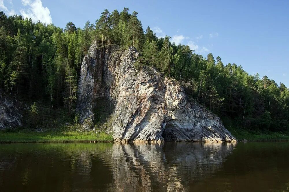 Бойцы чусовой. Чусовая, скала омутной камень. Камень сплавщик на реке чусовой. Скала разбойник на реке чусовая. Кын камень мултык.