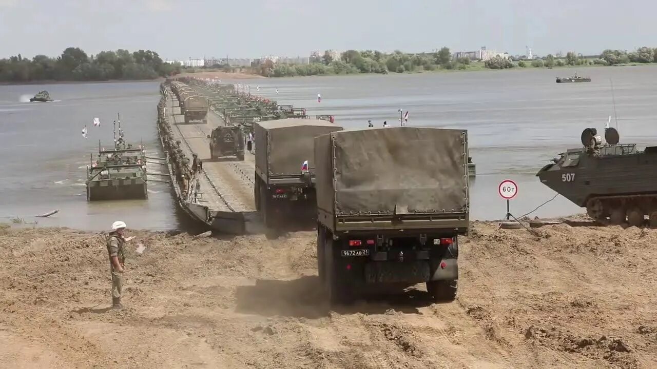 Переправы россии. Понтонный мост инженерные войска. Понтонный мост Астрахань через Волгу. Понтонная переправа инженерные войска. Понтонно-Мостовая переправа инженерные войска.