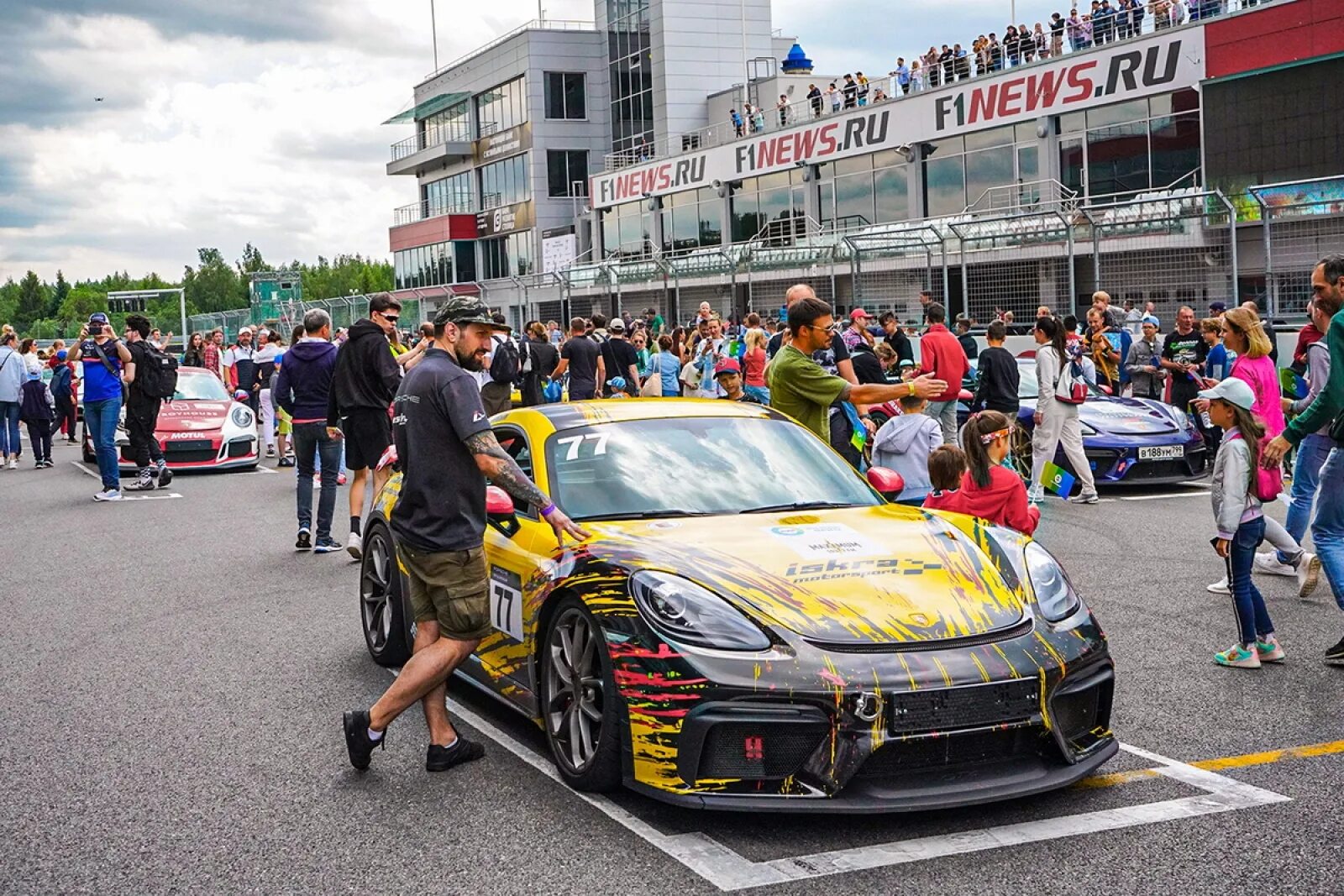 Сбер первый gt cup гран при москвы. Гоночный автомобиль. Гонки на машинах в Москве. Москоу Рейсвей. Дрифт.