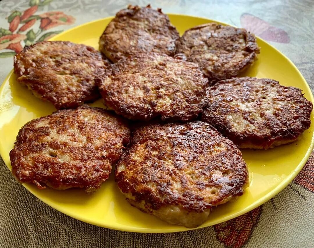 Способ приготовления фарш картофельный. Запеканка с толченой картошкой. Запеканка с пюре и фаршем в духовке. Картофельные котлеты с фаршем. Способ приготовления фарш картофельный.