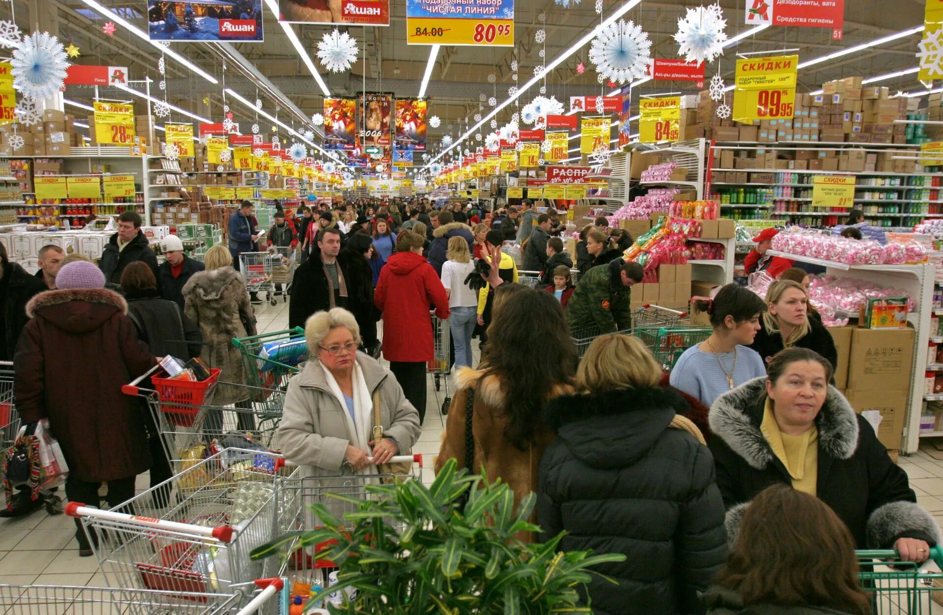 Нг ру новости. Ажиотаж в магазинах. Очередь в магазине перед новым годом. Предновогодний ажиотаж в продуктовых магазинах. Новогодний ажиотаж в магазинах.