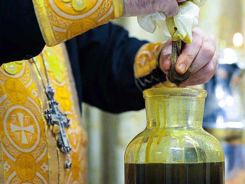 Как использовать миро. Миро церковное масло. миро для священного помазания. миро церковное myro. миро масло для миропомазания.