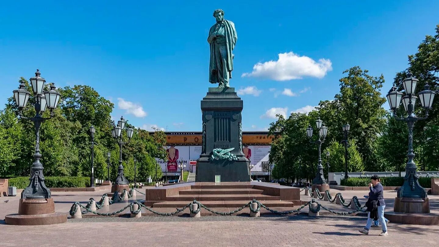 Город в честь пушкина. Памятник а. с. Пушкину (Москва, Пушкинская площадь). Памятник Пушкину в Москве на Тверском бульваре. Памятник Пушкину на Пушкинской площади. Памятник Пушкина в Москве 1880.