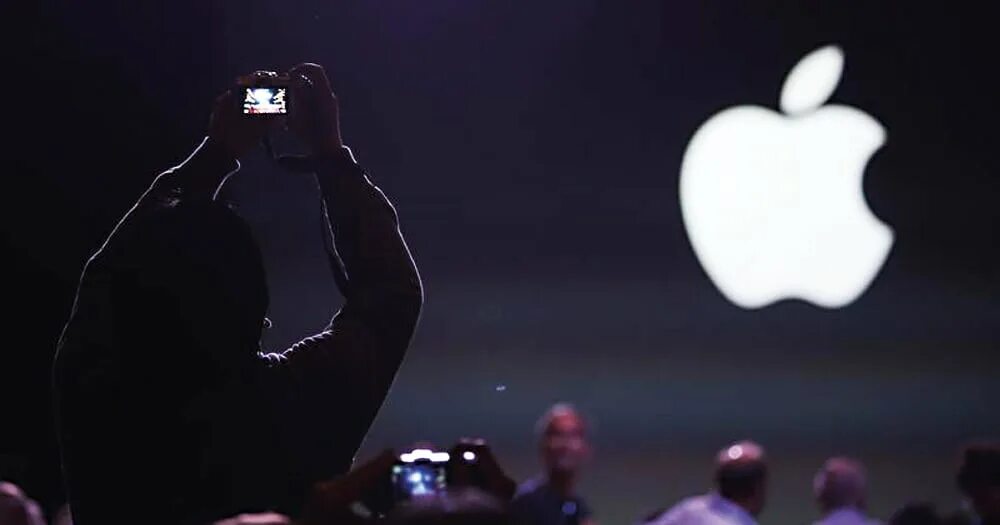 Рекламный ролик эпл. Iphone конфиденциальность. Одни наушники на двоих. Apple christmas commercials. Видеореклама apple.