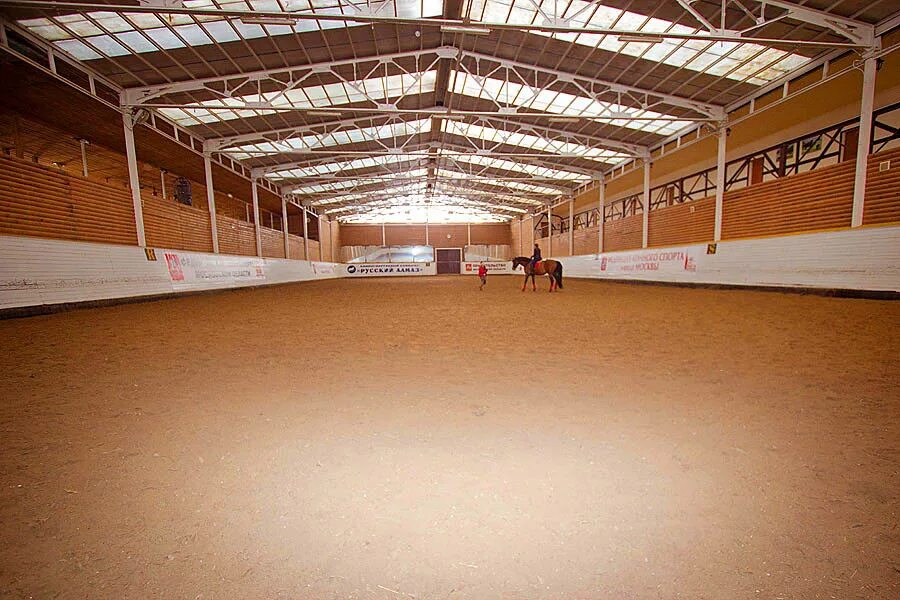 Ипподром манеж казань. Дорога манеж. Манеж ижевск легкоатлетический ул кооперативная. Беговая дорожка легкоатлетический манеж. Стадион ангара легкоатлетический манеж.
