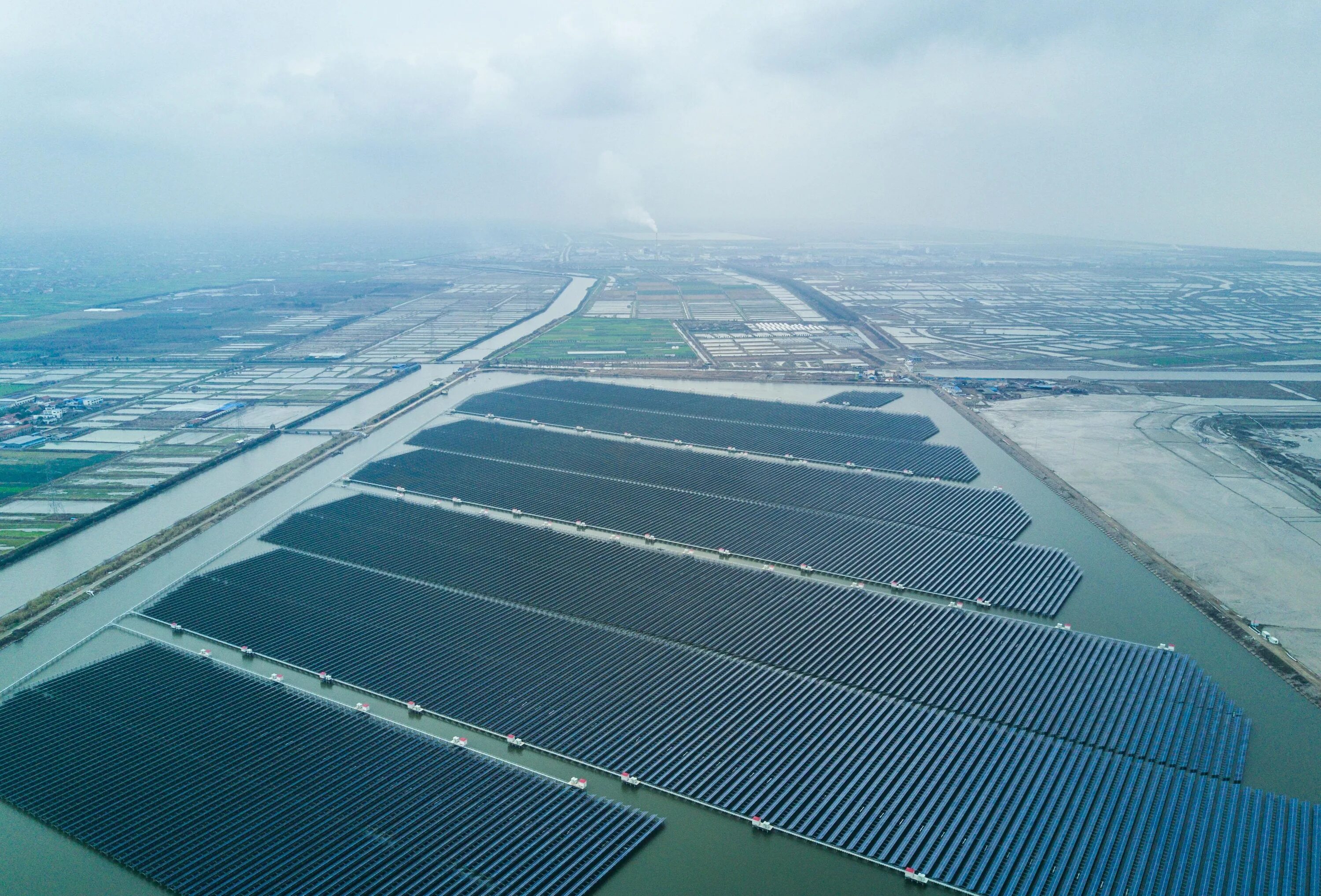 Плавучая солнечная ферма. Солнечные электростанции в китае. Плавучая солнечная ферма в китае. Китай тайхан солнечные батареи. Солнечные электростанции в китае.