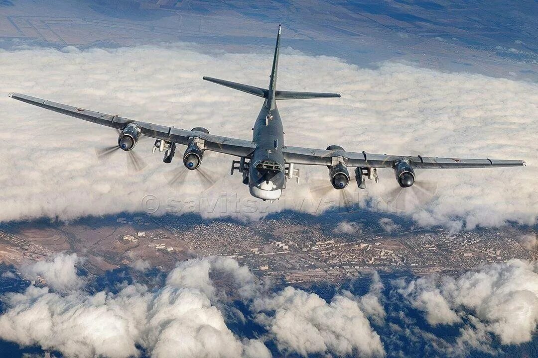 Взлет бомбардировщика Ту-95 "Медведь". Takeoff Tupolev Tu-95 "Bear" - YouTube