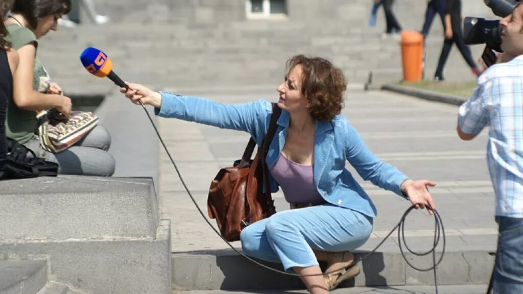 журналист. журналисты. профессия журналист. женщина журналист. журналист.